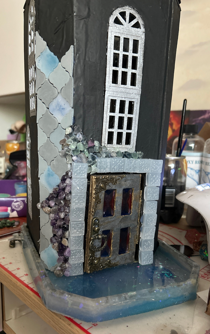 Всю башню сначала я покрыла черным грунтом, после уже начала выкладывать плитку и камни