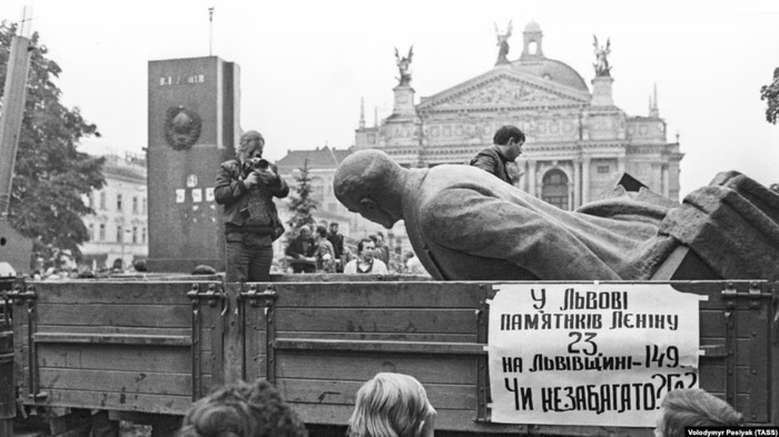 Демонтаж памятника Ленину во Львове 14 сентября 1990 года