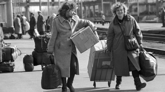 Символ эпохи 90-х и для Украины, и для России. «Челноки» с «баулами» и «кравчучкой».