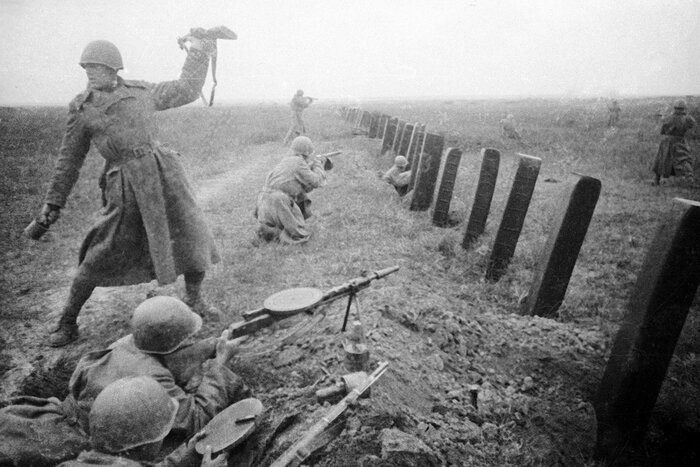 Советские войска ведут бой за освобождение Одессы.