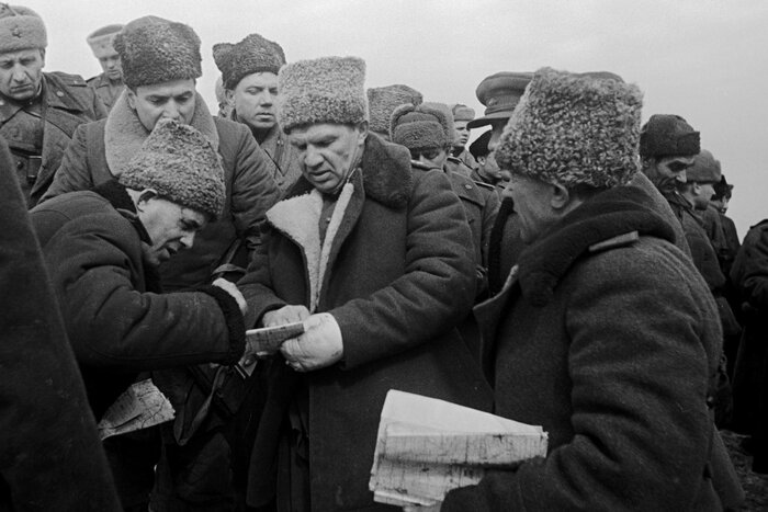 На подступах к Одессе. Командующий 8-й гвардейской армией генерал-полковник Василий Иванович Чуйков обсуждает с офицерами план предстоящей боевой операции. Фото - Георгий Зельма