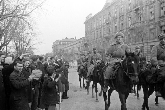 Население Одессы встречает бойцов советской армии после освобождения города от немецко-фашистских захватчиков. Фото - Георгий Зельма