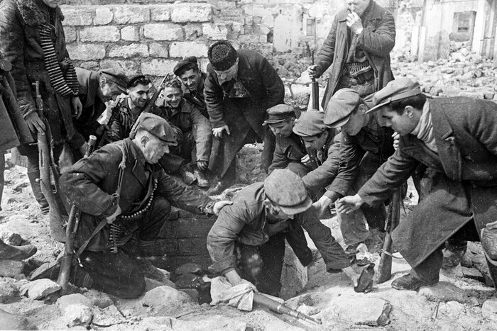 Партизаны выходят из катакомб. Освобождение Одессы. Фото - Георгий Зельма