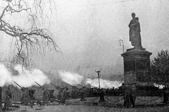 Советские солдаты дают залп из артиллерийских орудий в честь освобождения Одессы. Фото - Ольга Ландер