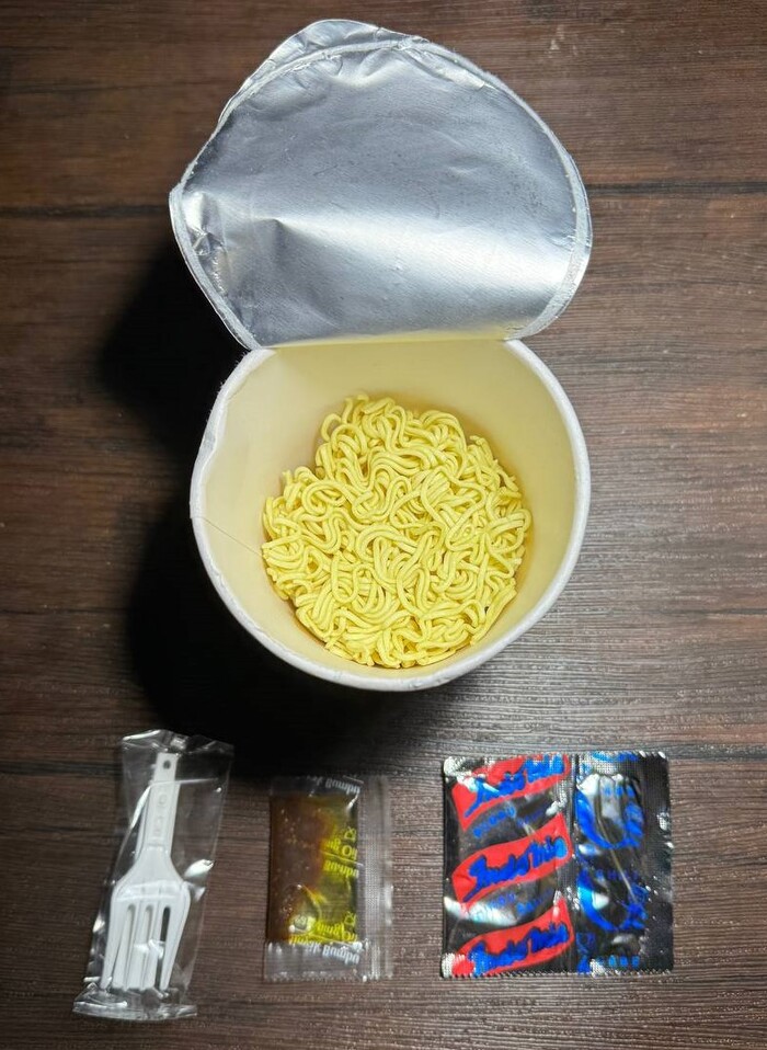 Двойной пакетик с перцем и основой, масло и вилка