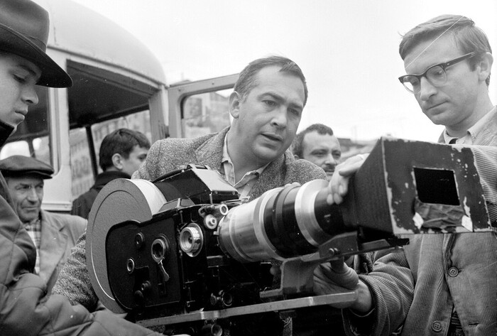 Оператор Вадим Юсов на съемках фильма "Я шагаю по Москве"