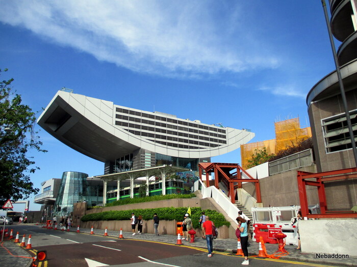 "Пресс-папье", оно же The Peak Tower. Про ценник лучше не задумываться...