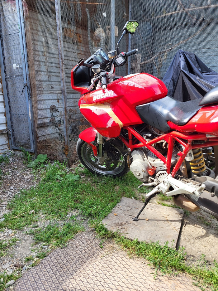 Вот так с разбитой крышкой на скотче я катался