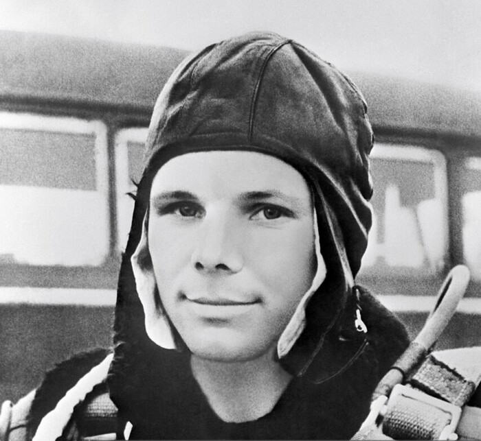 Летчик-истребитель ВВС, член первого отряда космонавтов СССР Юрий Гагарин во время парашютной подготовки