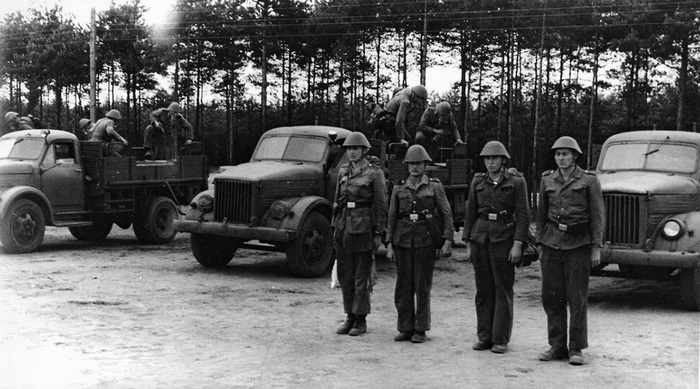 ���-51, ������ Lkw hü 3 Mp GAS-51 �������� �������� ��������� 2‑cm-Flak 30 � Flak 38 ������ Kasernierte Volkspolizei. �� 1956 ���� � ��� ������ ������������ ���������� ������� �������� �����.