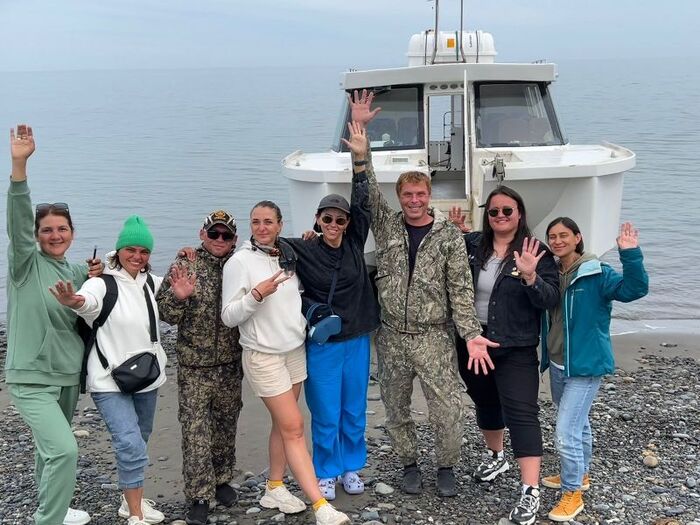 Очень ответственный, внимательный и опытный капитан Дмитрий (третий справа)