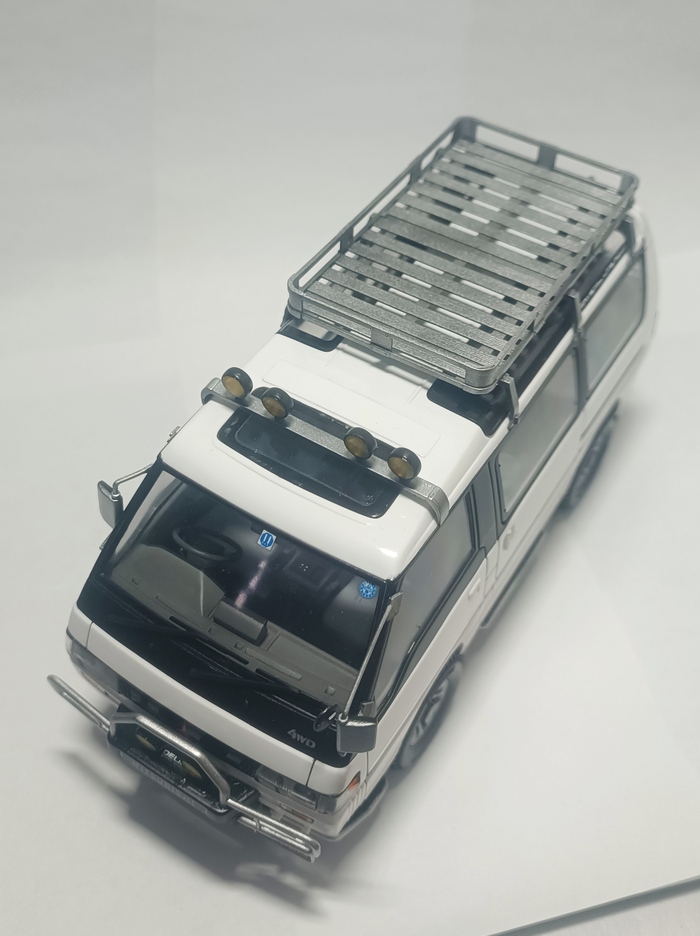 Уже готовая модель со всем обвесом: экспедиционник, кенгурятник, туманки, зеркала, декали.