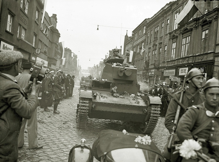Танки 7TP польской армии вступают в г. Чески-Тешин, Чехословакия.