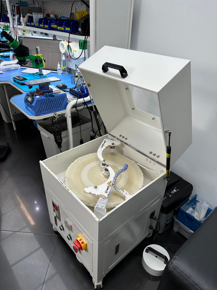 Правда у этого станка проблема - он постоянно ржавеет и его надо подкрашивать