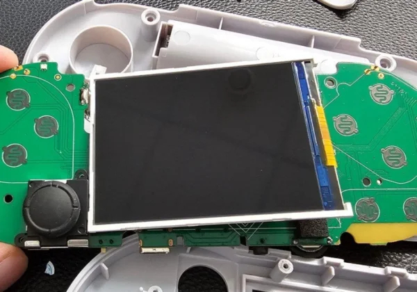 Экран: 2,8 дюймов IPS, соотношение сторон 4:3 для ретро гейминга и разрешение 320 на 240 пикселей. Яркости экрана не хватает что бы играть под прямыми лучами солнца, но угла хорошие. Яркость экрана кстати не регулируется и не понятно исправят ли это.