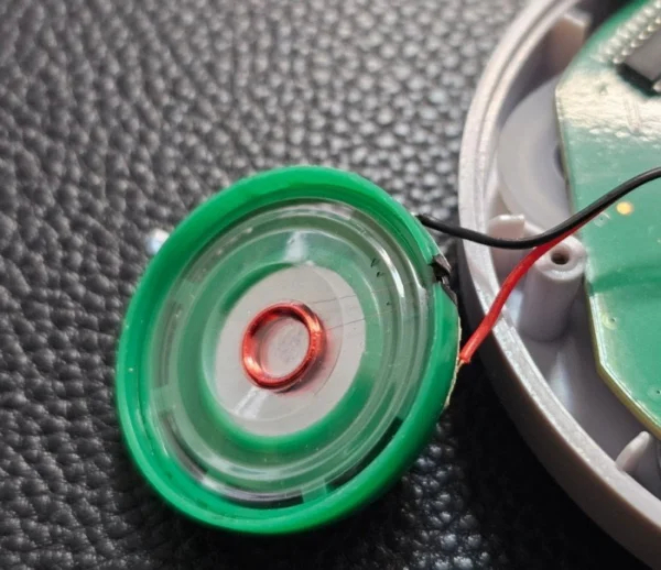 Звук: Моно динамик. Гнезда 3.5мм для подключения наушников нету.