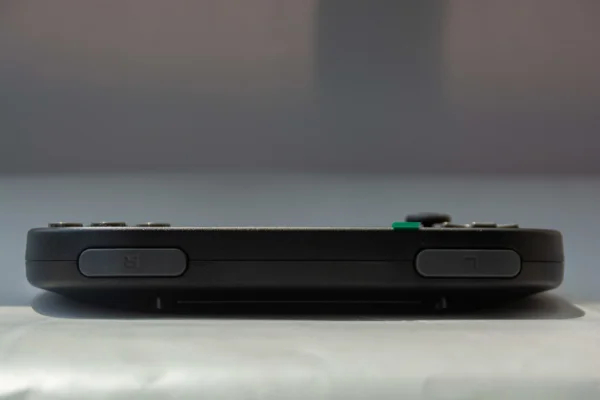 Наверху расположились 2 шифта. Они громко клацают и традиционно для китайцев дребежят как детская погремушка, но нажимаются на удивление удобно. Удобнее даже, чем на более дорогих приставках которые я когда либо щупал.