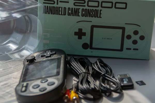 Фото полной комплектации. Помимо стандартных и озвученных кабелей переходник и карты памяти, ещё присутствует шнур AV (тюльпан), для подключения к телевизору. У меня к сожалению дома нет ни на каком из устройств данного разъема, потому тестов и нету.