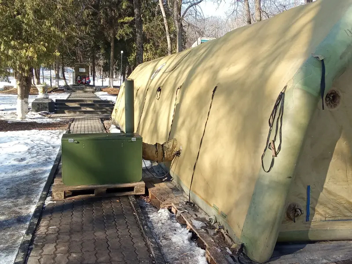 Пневмокаркасный модуль. Позади - памятник