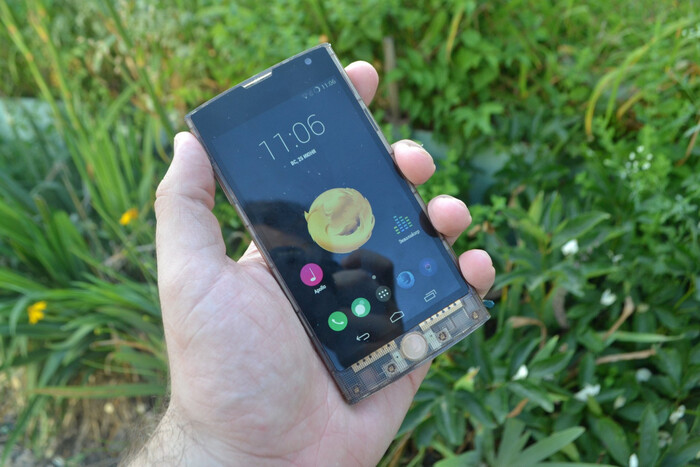 LG fx0 — редчайший смартфон на FireFox OS. Правда на фото он на Android :)