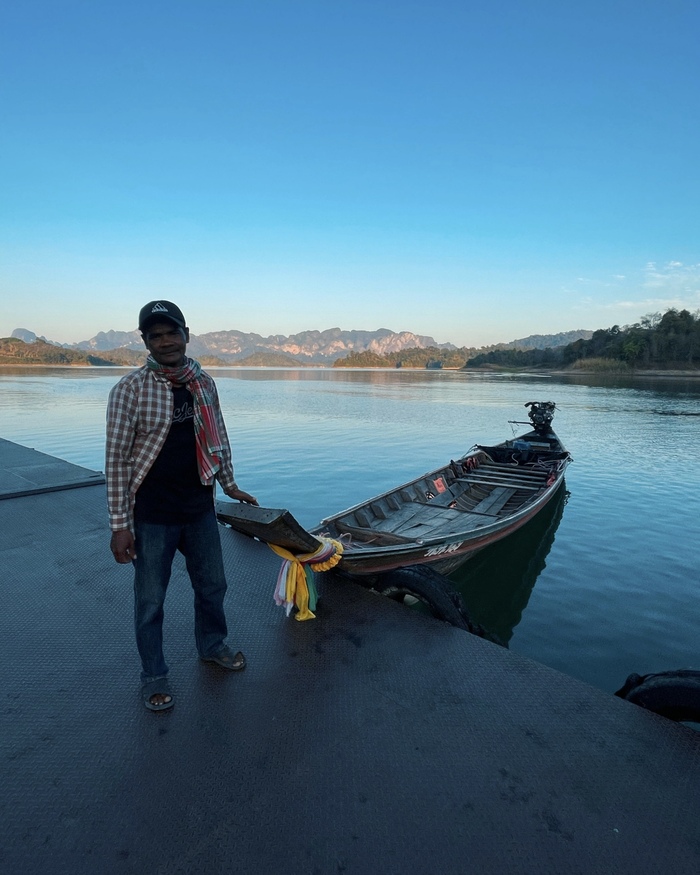 Отплыть на рассвете- самое лучшее решение, потому что к этому времени там была только я и группа из 8 человек туристов из Китая.