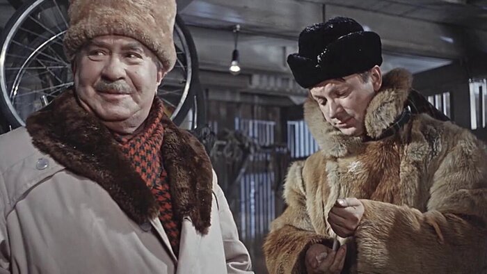 - А вы что спросили? (Директор базы) - Как пройти в библиотеку. (Трус) - В три часа ночи?!