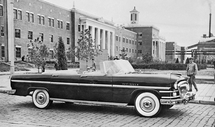 Прототип парадного фаэтона «Хунцы» Hongqi CA72, построенный в 1958 году в преддверии 10‑летия КНР. На крыле написано: «FAW — китайский первый автозавод».