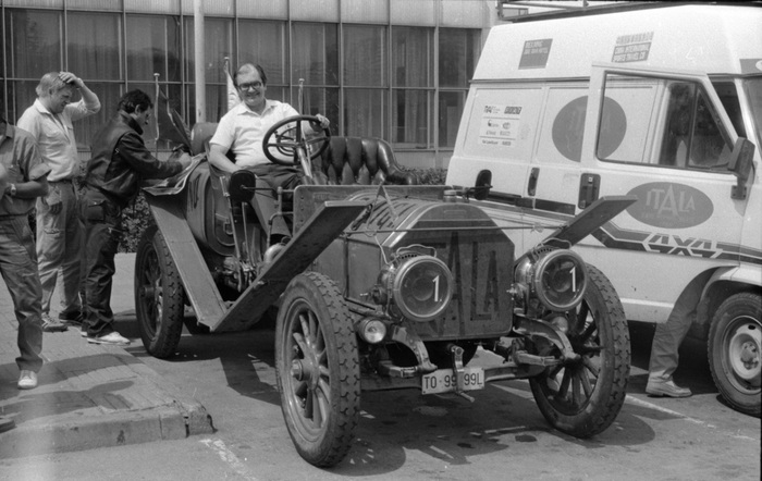 Лев Михайлович Шугуров (22.03.1934 — 16.10.2009), патриарх российской автомобильной журналистики, за рулём исторической Itala 35/45CV, в 1989 году совершившей пробег из Пекина в Париж через Москву.