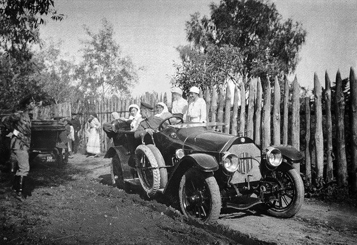 Benz 14‑30PS вытягивает из лужи другое авто возле Евгенинского госпиталя № 1 имени Е.И.В. Великой Княгини Ольги Александровны в Киеве, 1916 г. Марка на радиаторе написана по-русски!