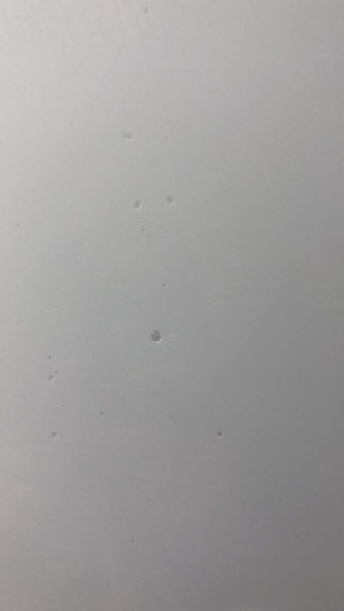 Множественные сколы на крышке