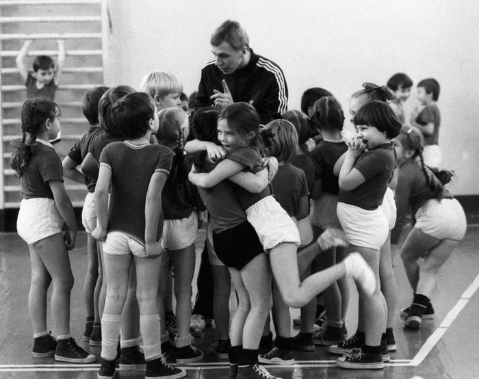Выпускник Государственного центрального института физической культуры ведет урок в московской школе №1, 1978 год.