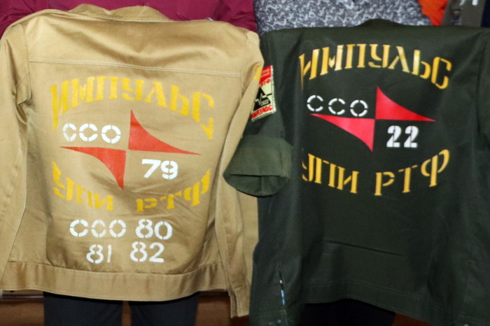 Самый старый "старик", из тех, кто пришел, ездил в "Импульсе" на целину в 1975 году. Эту эмблему впервые накатали на "целинки" в 1978 году. Как видите, она не сильно изменилась за 45 лет.