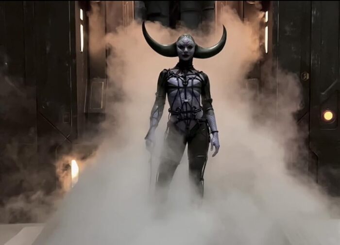 Этого персонажа так и раскрыли. Хотя в интервью, статьях демонстрировали во всю.