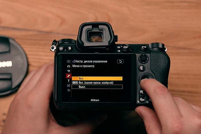 Где активировать листание фотографий при помощи дисков управления?