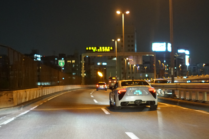 Освещение ночного шоссе в Токио