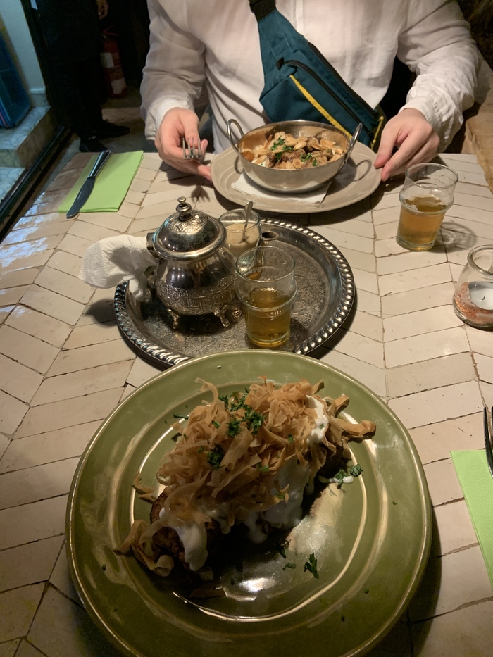 Fattet Djaj - курица с рисом в йогурте у меня. Впереди запечённый баклажан