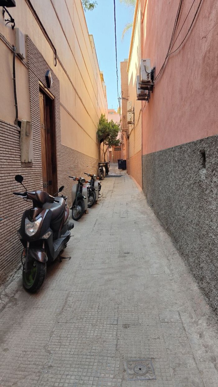 Скутеры на которых люди умудряются ездить на полной скорости через толпу.