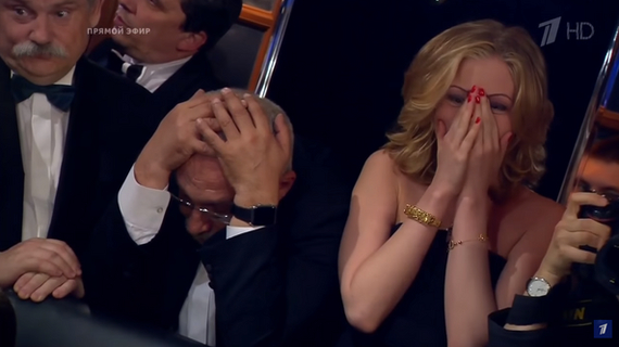 Удивленный медбрат, врач и пациент(ка), когда возникает рецидив трещины