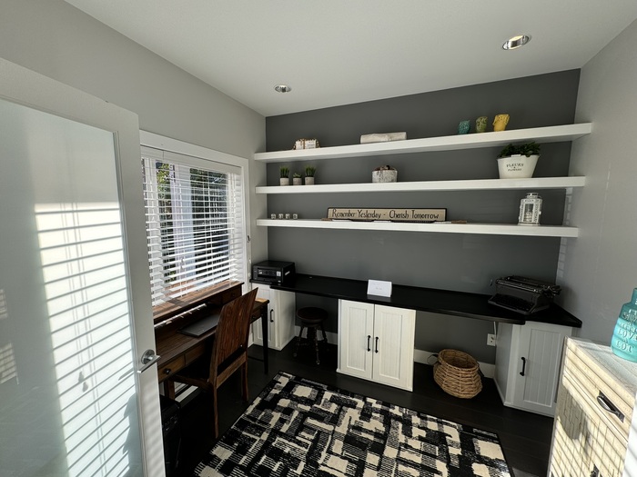 Кабинет на первом этаже