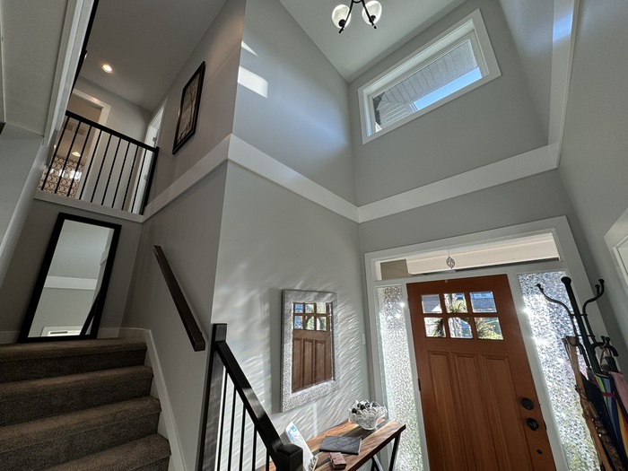 Вход и лестница на второй этаж