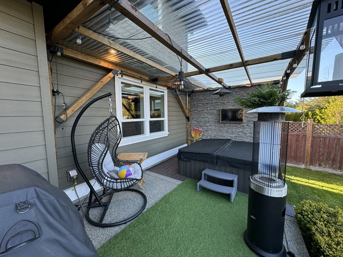 Двор. Кроме газона тут есть джакузи, барбекю, телевизор и т.д.