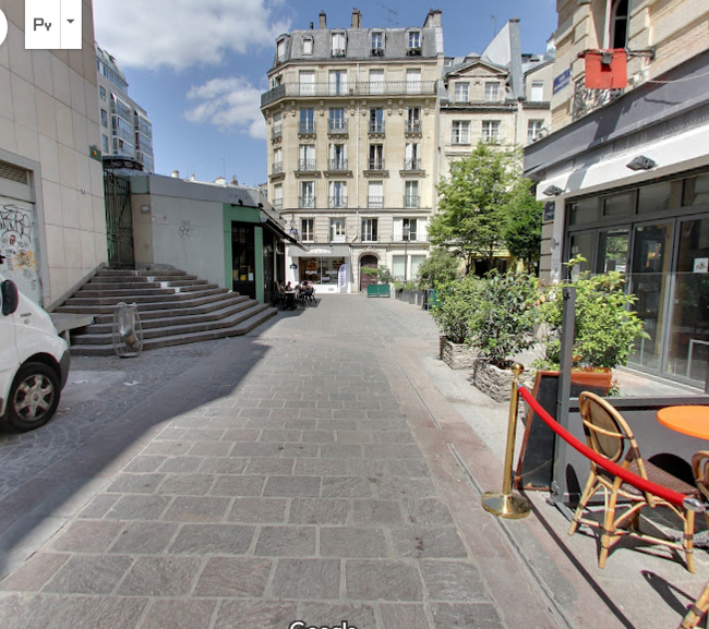 На улице Мондетур неподалеку от кабачка "Коринф", улица сохраняет сильную извилистость до сих пор