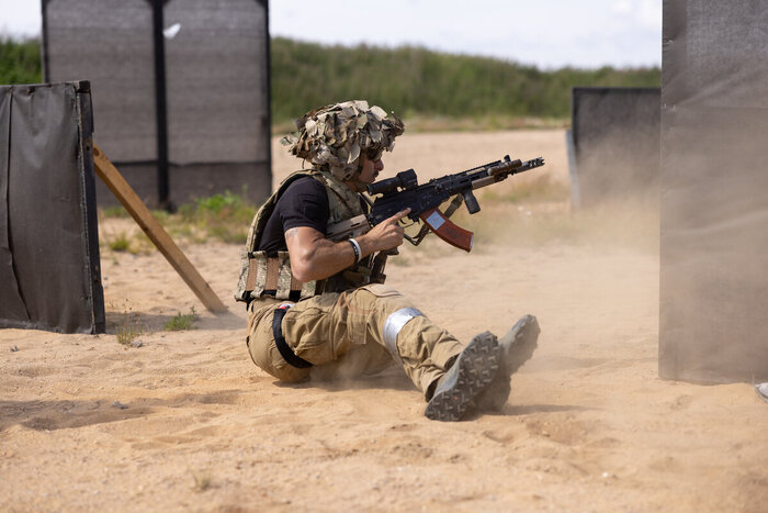 Стрелок на упражнении по практической стрельбе. Готовится стрелять из карабина Сайга МК, кал. 7.62х39, после перемещения по песку с перевязанными ногами. Карабин отработал штатно. ССК Невский. Zombie Hunting.