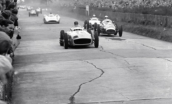 Машина уложилась в ограничения и её пилот - Манфред фон Браухич - выиграл ту гонку, положив место новым традициям