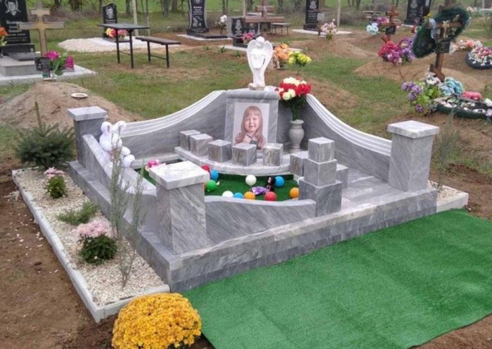 Могила Даши Пилипенко. Обратите внимание на 6 гранитных кубиков, один из которых будто скатился вниз. Это символическая композиция, ведь 28 ноября 2019 года девочке должно было исполниться 6 лет