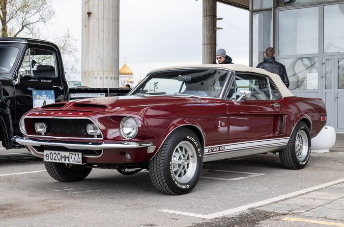 Ралли «Столица» стартовало в парке Музеон, а затем, ориентируясь по специальной дорожной книге, участники преодолели маршрут, петляющий по знаковым местам Москвы, и финишировали в Нескучном саду.