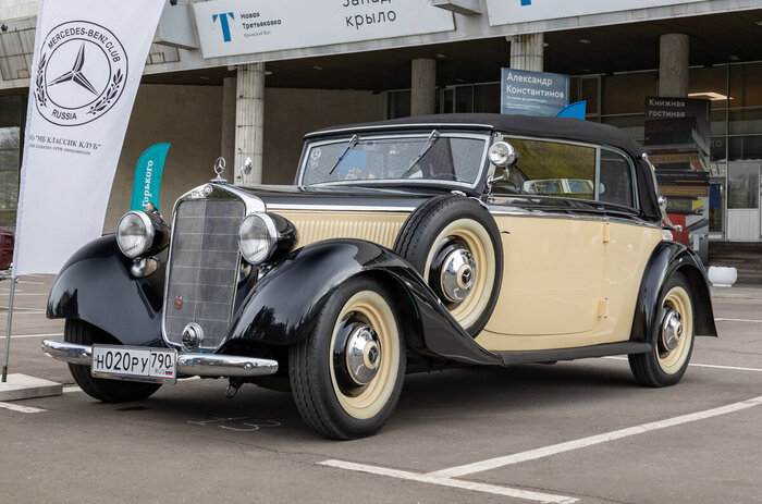 Чуть моложе — Mercedes-Benz W143 1939 года. При весе около 1,5 тонн он оснащался 2,3-литровым двигателем мощностью 55 л.с. Максимальная скорость автомобиля 126 км/ч.