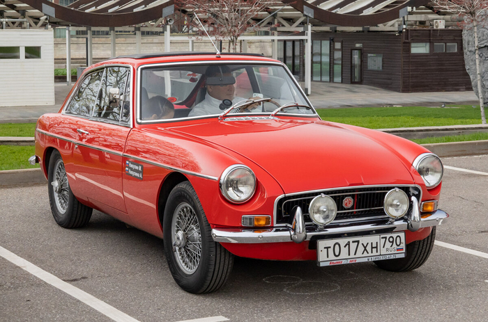 А это MG B GT — модель, разработанная ателье Pininfarina. Версия GT была анонсирована в 1965 году и сразу же завоевала успех. На фото машина 1970 года выпуска.