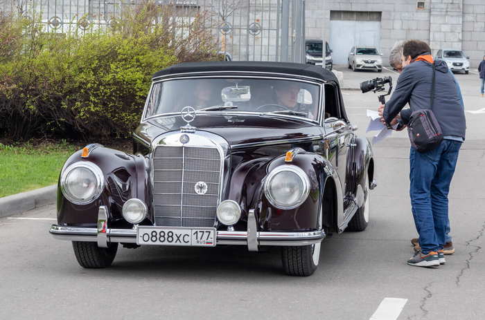 Mercedes-Benz 300 S — спортивная модификация W186 с укороченной колесной базой была доступна в вариантах кабриолет, купе и родстер. Перед вами Mercedes-Benz 300 S Cabriolet, 1953 год.