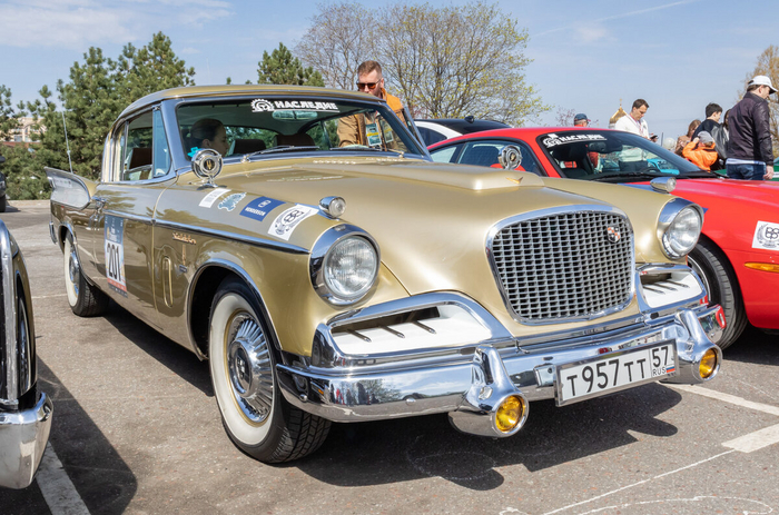 Увидеть на улицах города Studebaker Golden Hawk 1957 года — невероятная удача. Стиль автомобиля создавался студией промышленного дизайна Раймонда Лоуи и основывался на модели Champion/Commander Starliner 1953–1955 годов.